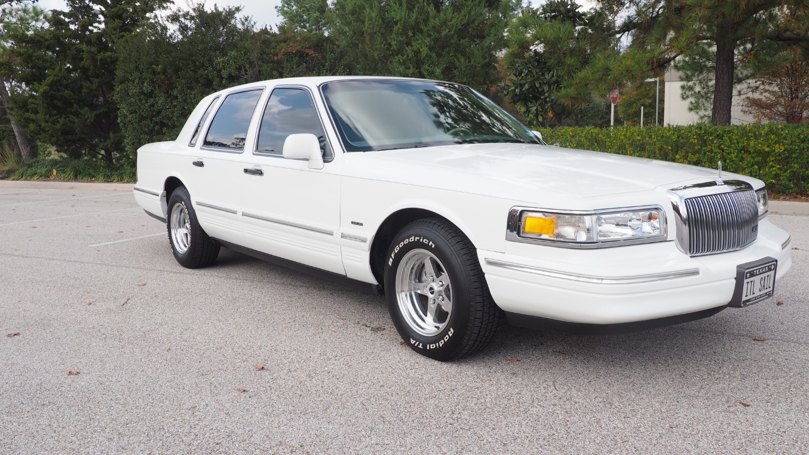 Lincoln-Town-Car-1996-Sedan