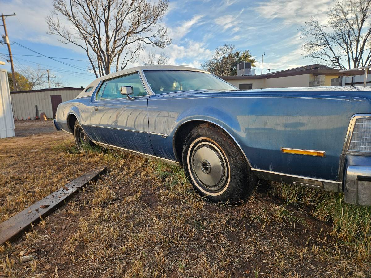 Lincoln-continental-1974-blue-10