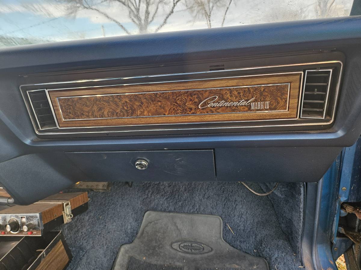 Lincoln-continental-1974-blue-7