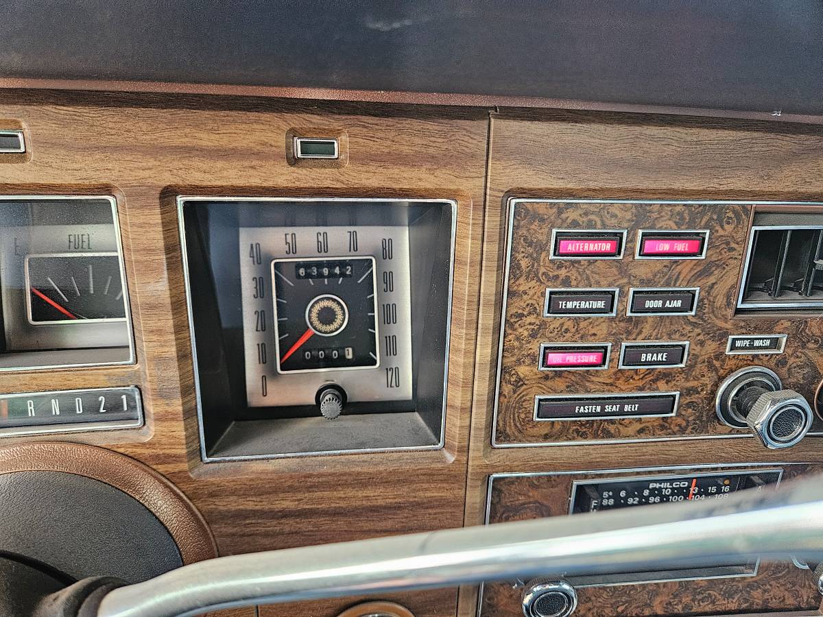 Lincoln-continental-1974-blue-9