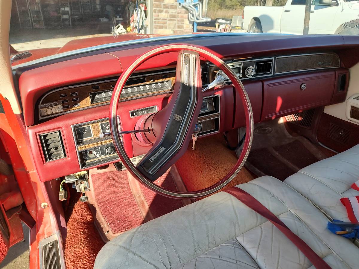 Lincoln-continental-1975-red-3