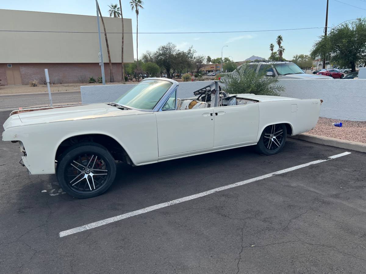 Lincoln-continental-convertible-1965