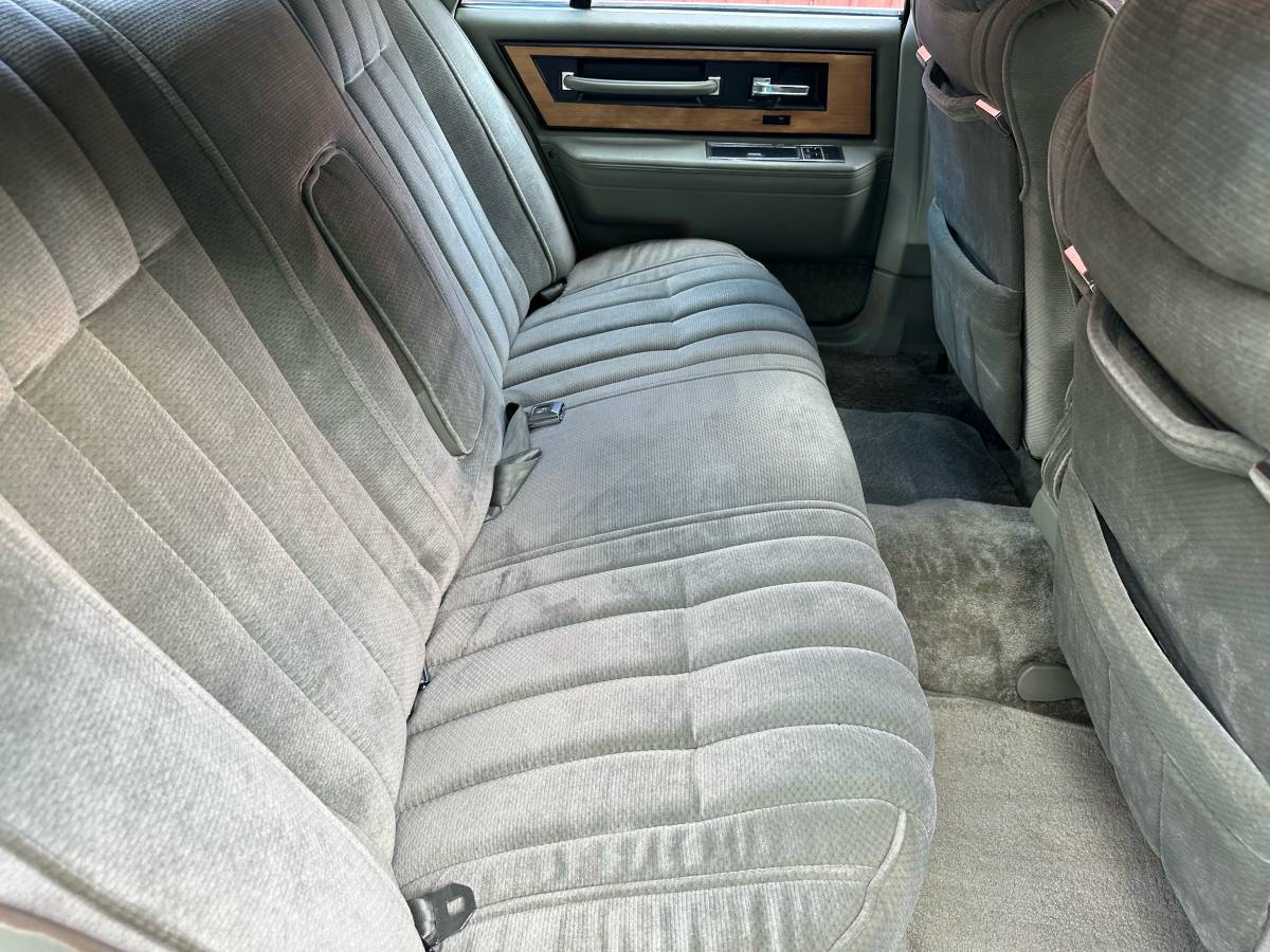 Lincoln-continental-diesel-1984-green-5