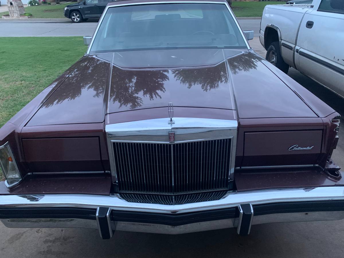 Lincoln-continental-mark-vi-1983-3