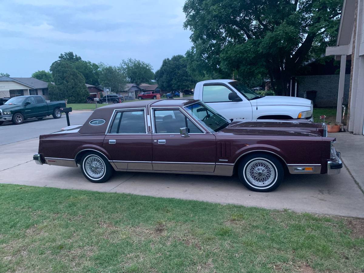 Lincoln-continental-mark-vi-1983