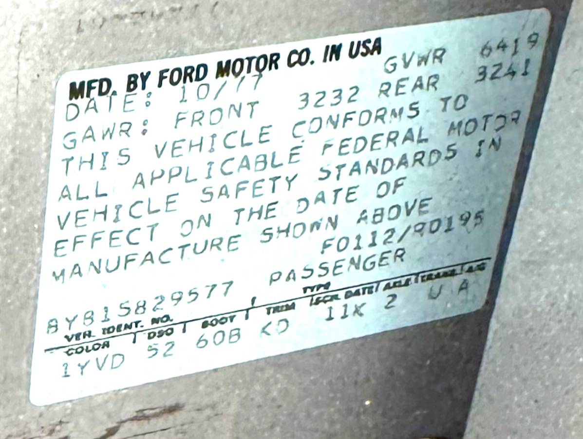 Lincoln-continental-town-coupe-2-door-1978-silver-2