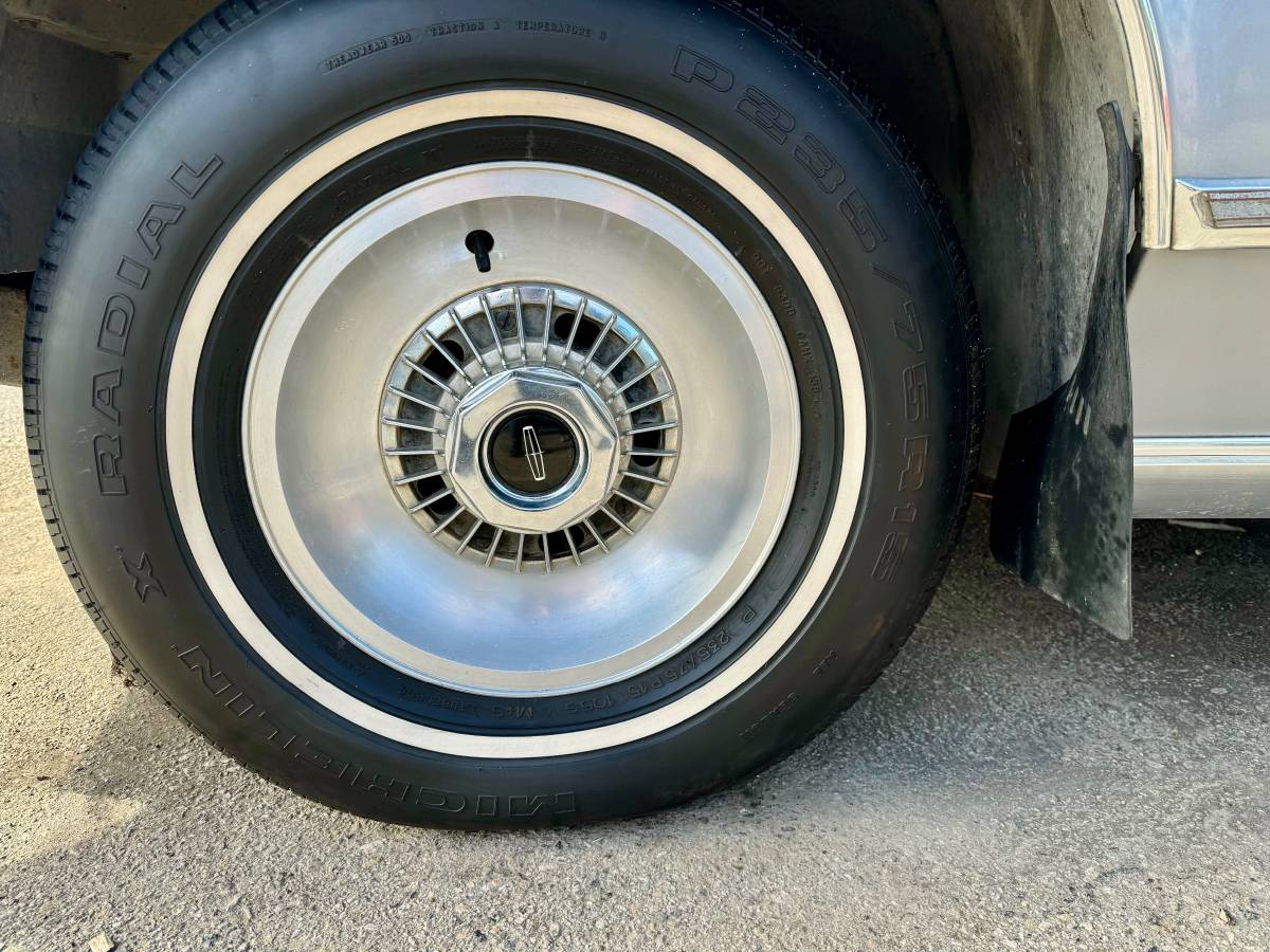 Lincoln-continental-town-coupe-2-door-1978-silver-5