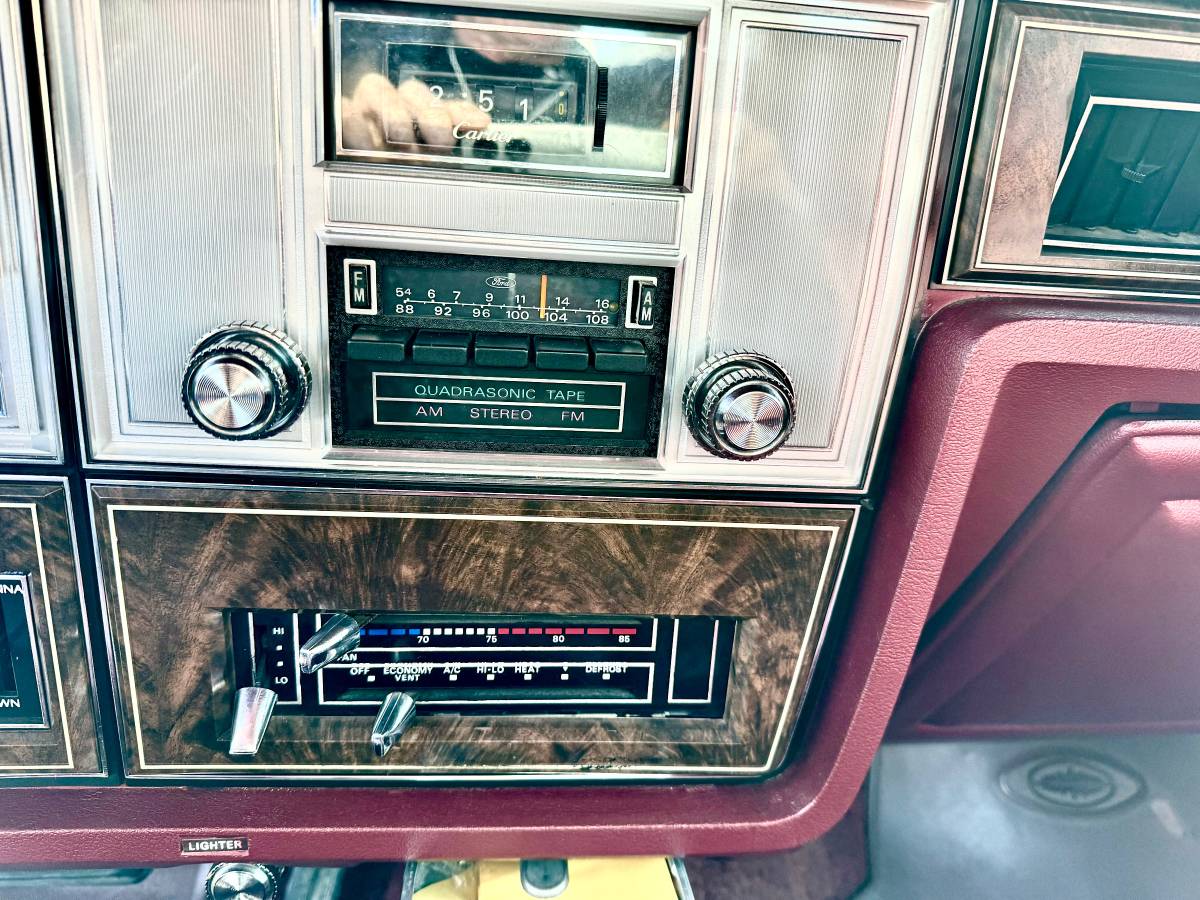 Lincoln-continental-town-coupe-2-door-1978-silver-8