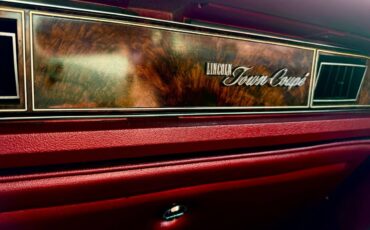 Lincoln-continental-town-coupe-2-door-1978-silver-9