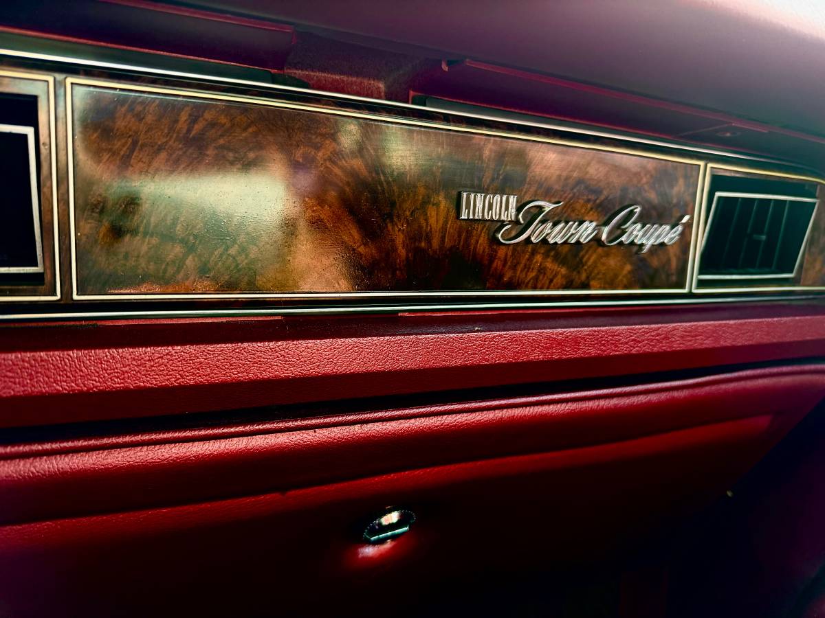 Lincoln-continental-town-coupe-2-door-1978-silver-9