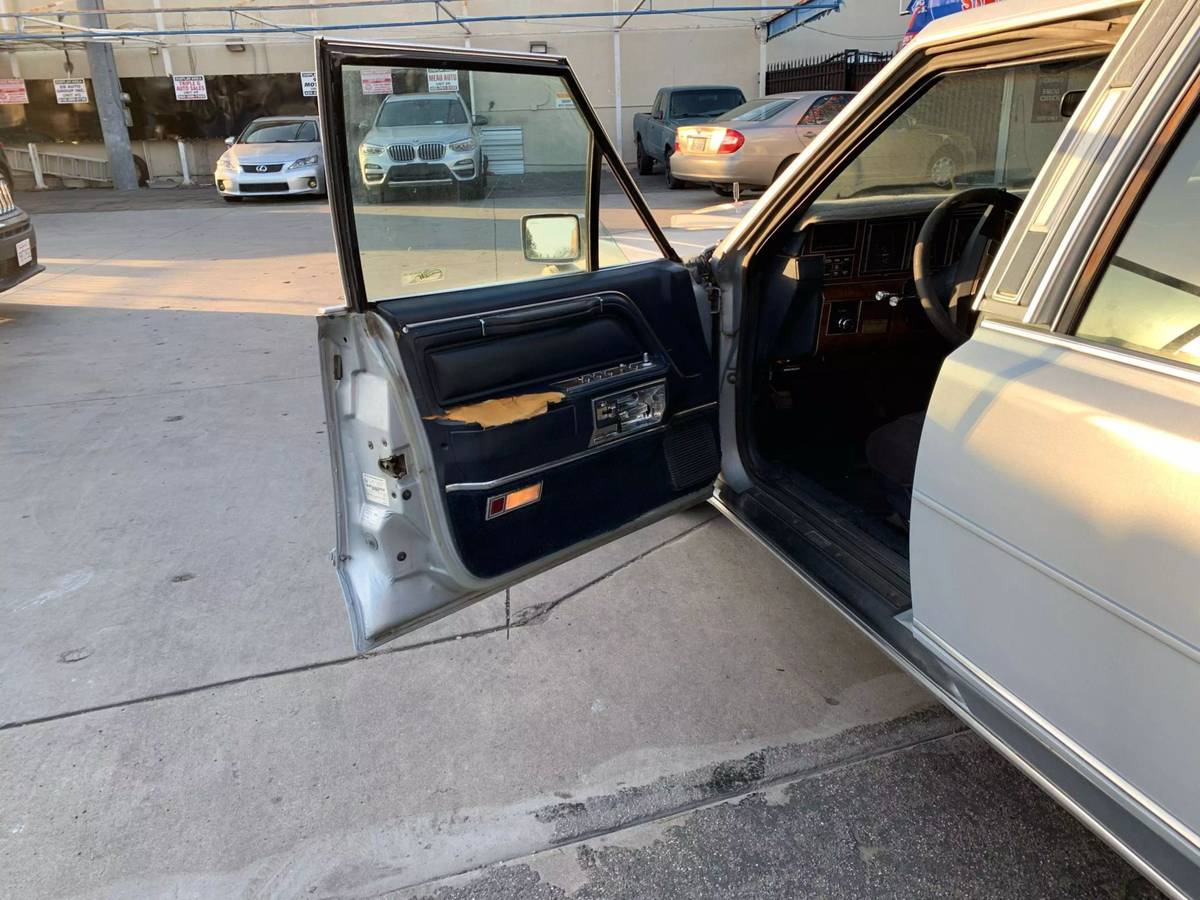 Lincoln-town-car-1989-silver-2