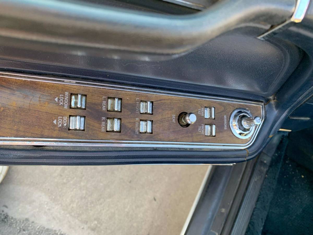 Lincoln-town-car-1989-silver-21