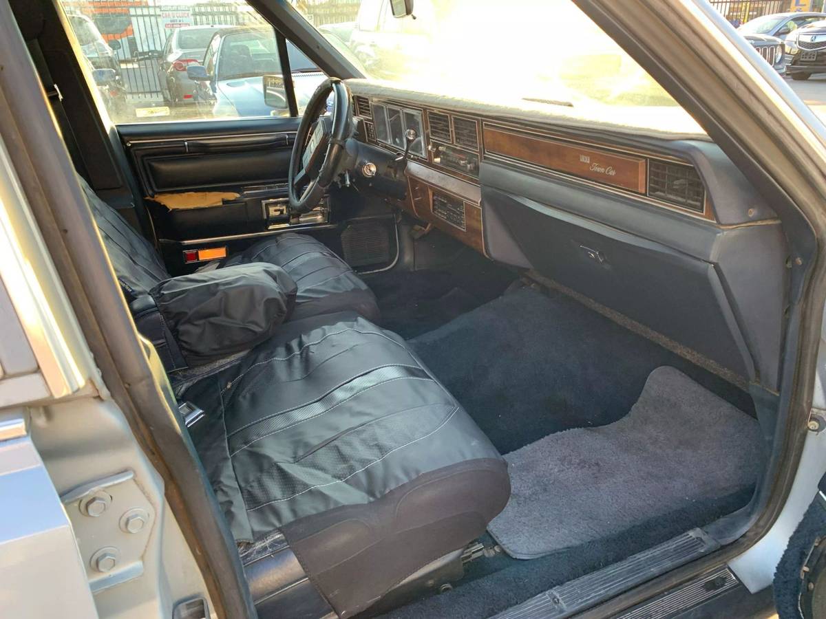 Lincoln-town-car-1989-silver-29
