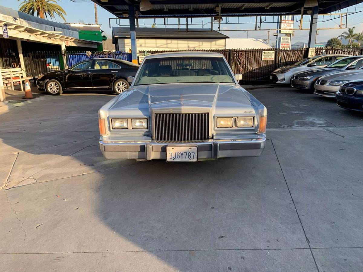 Lincoln-town-car-1989-silver-30