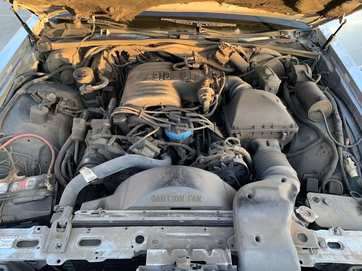 Lincoln-town-car-1989-silver-32