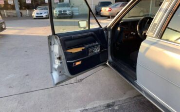 Lincoln-town-car-1989-silver-38