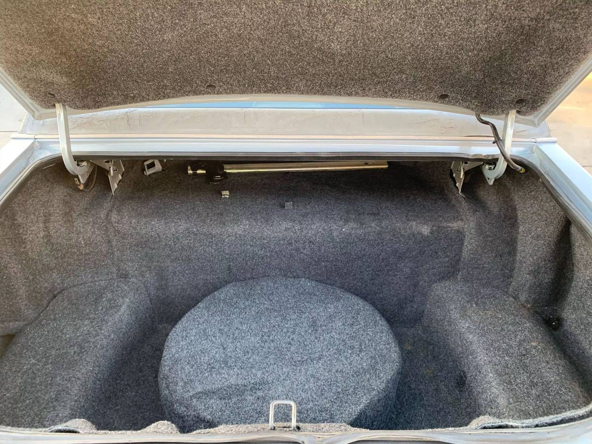 Lincoln-town-car-1989-silver-58