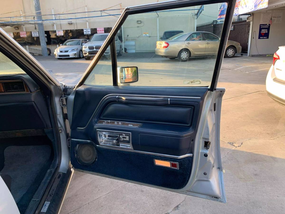 Lincoln-town-car-1989-silver-8