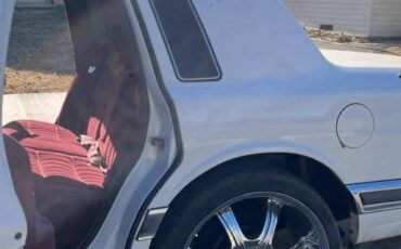 Lincoln-town-car-1991-white-2