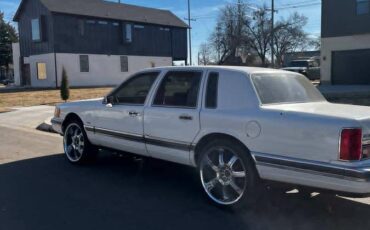 Lincoln-town-car-1991-white