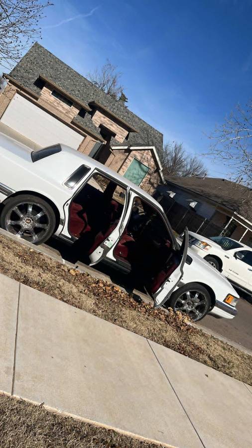 Lincoln-town-car-1991-white-4