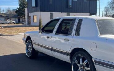 Lincoln-town-car-1991-white-5