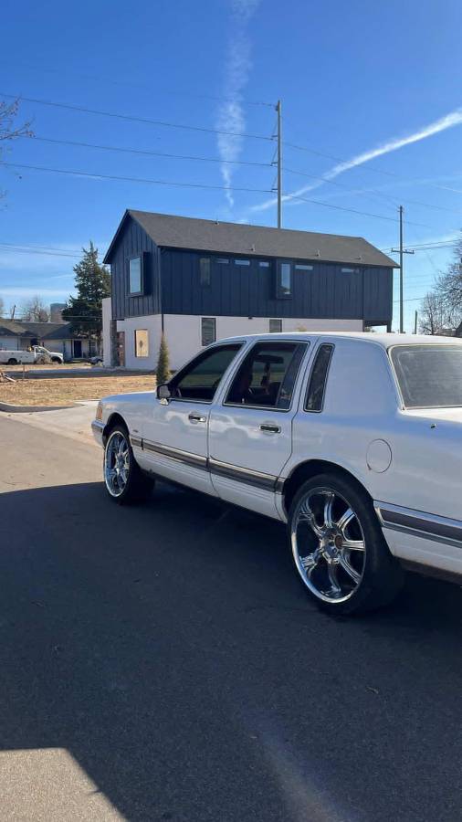 Lincoln-town-car-1991-white-5