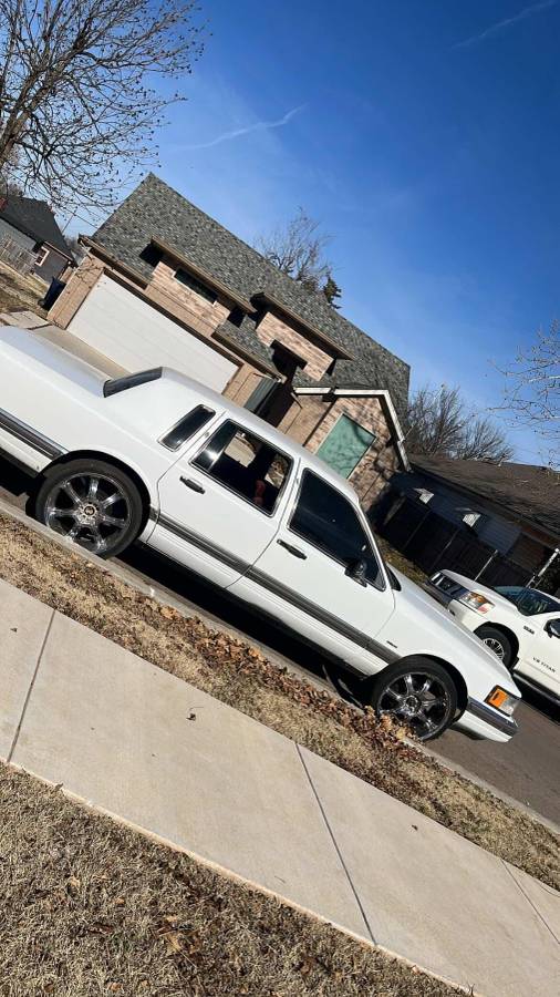Lincoln-town-car-1991-white-6