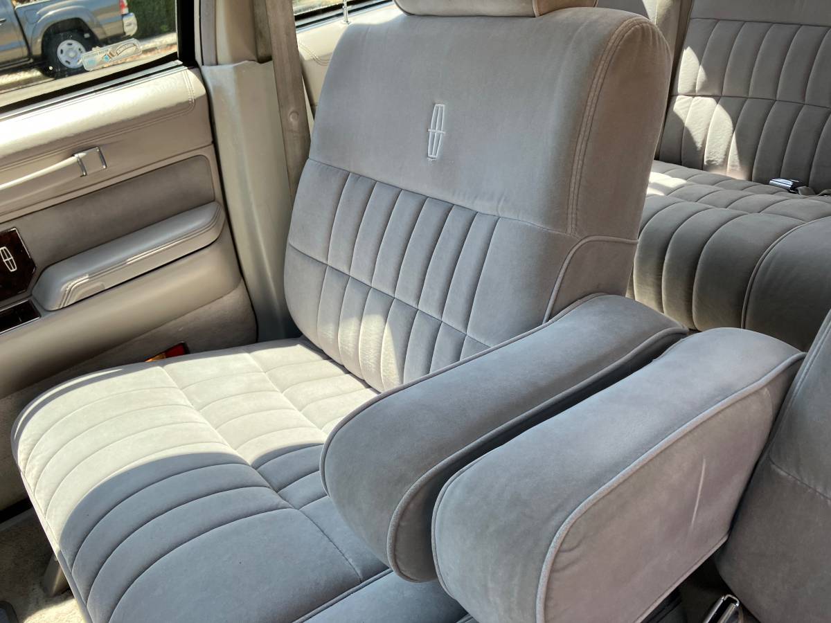 Lincoln-town-car-1992-10