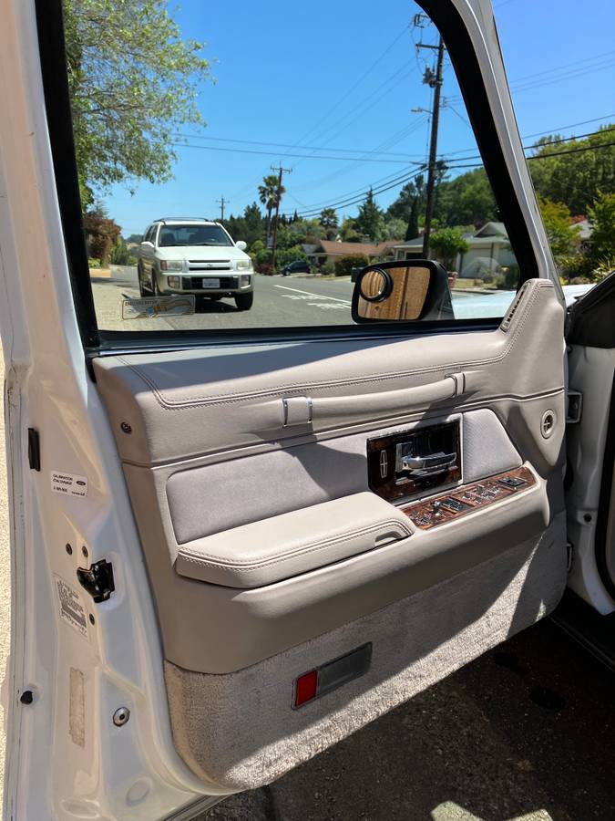 Lincoln-town-car-1992-14