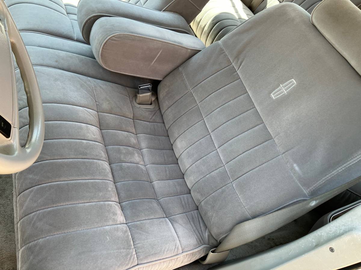 Lincoln-town-car-1992-3