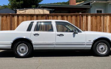 Lincoln-town-car-1992