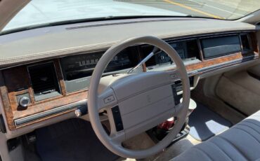 Lincoln-town-car-1992-4