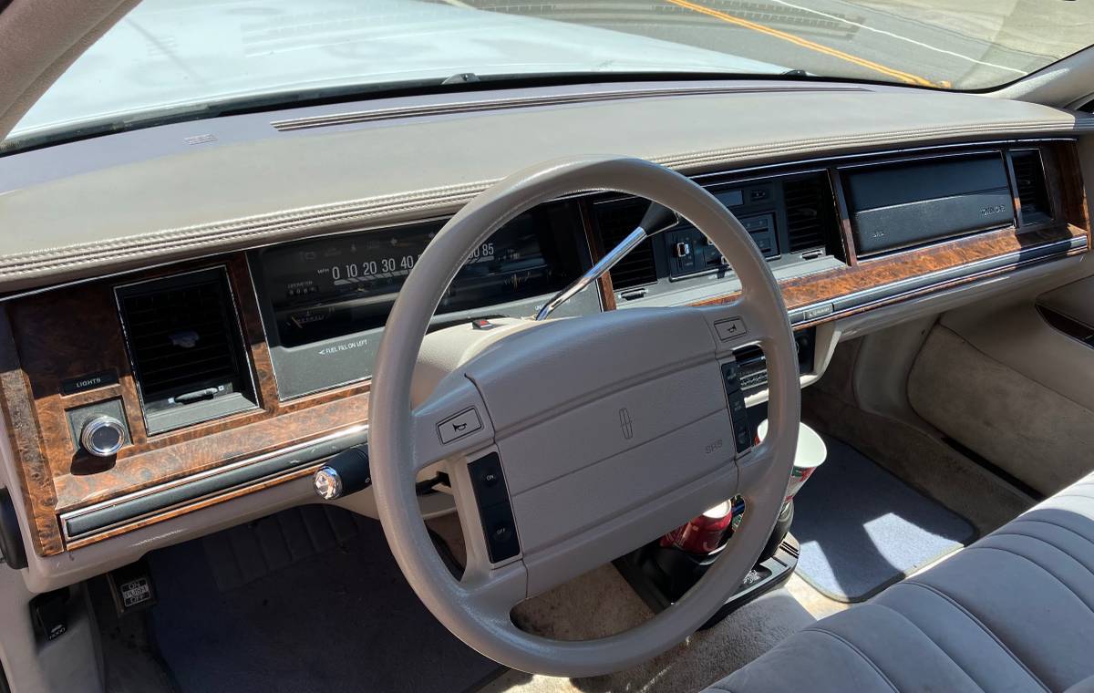 Lincoln-town-car-1992-4