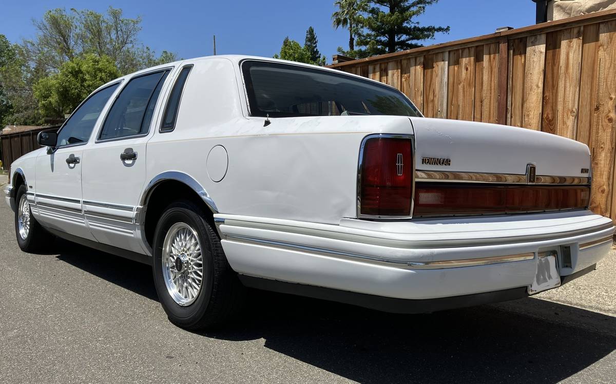 Lincoln-town-car-1992-7