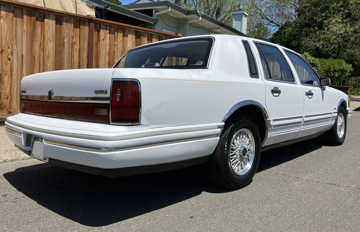 Lincoln-town-car-1992-9