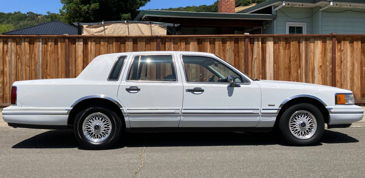 Lincoln-town-car-1992