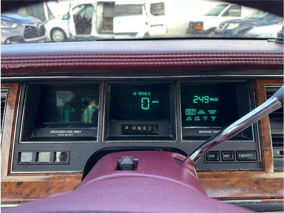 Lincoln-town-car-1994-red-21