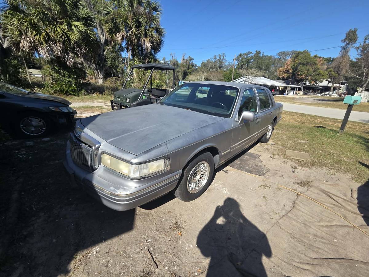 Lincoln-town-car-1996-grey-1