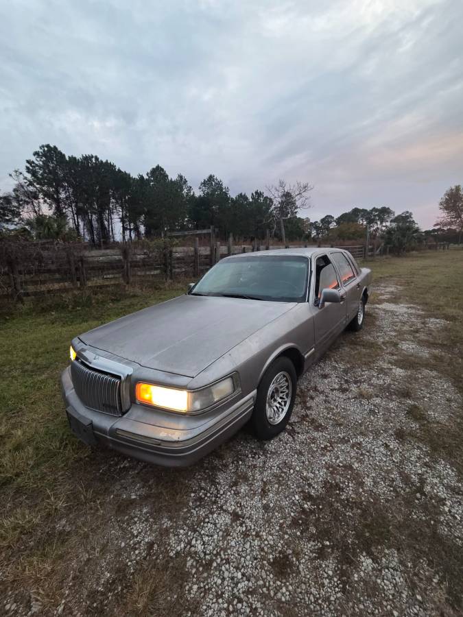 Lincoln-town-car-1996-grey
