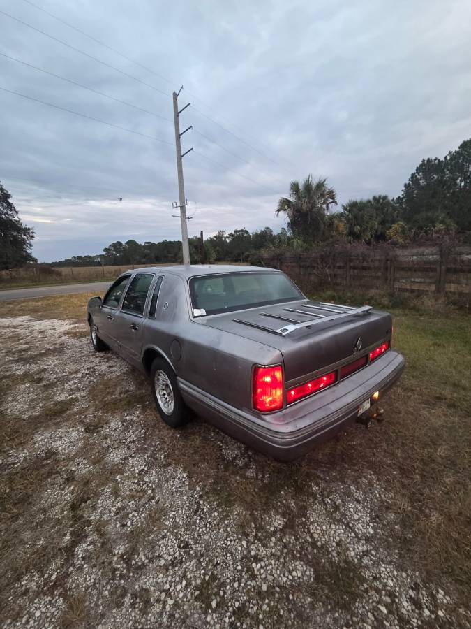 Lincoln-town-car-1996-grey-2