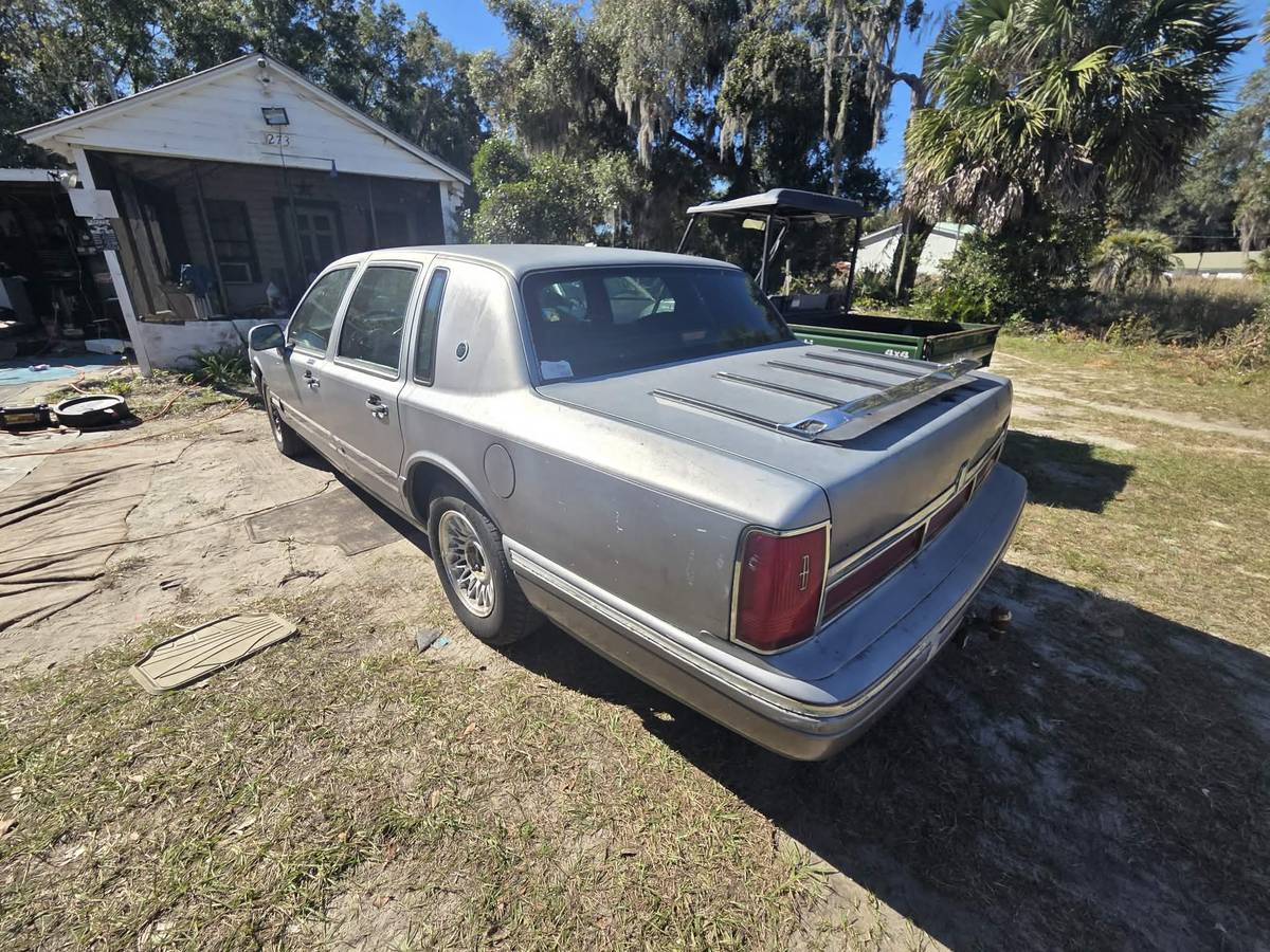 Lincoln-town-car-1996-grey-2