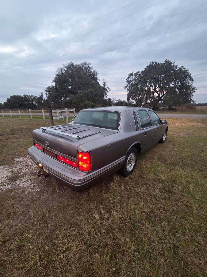 Lincoln-town-car-1996-grey-3