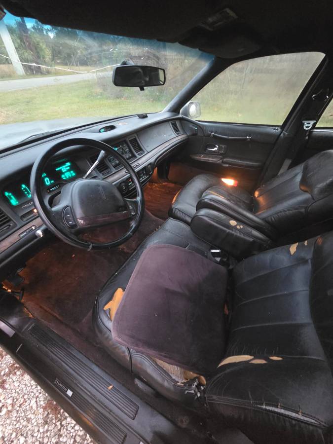 Lincoln-town-car-1996-grey-4