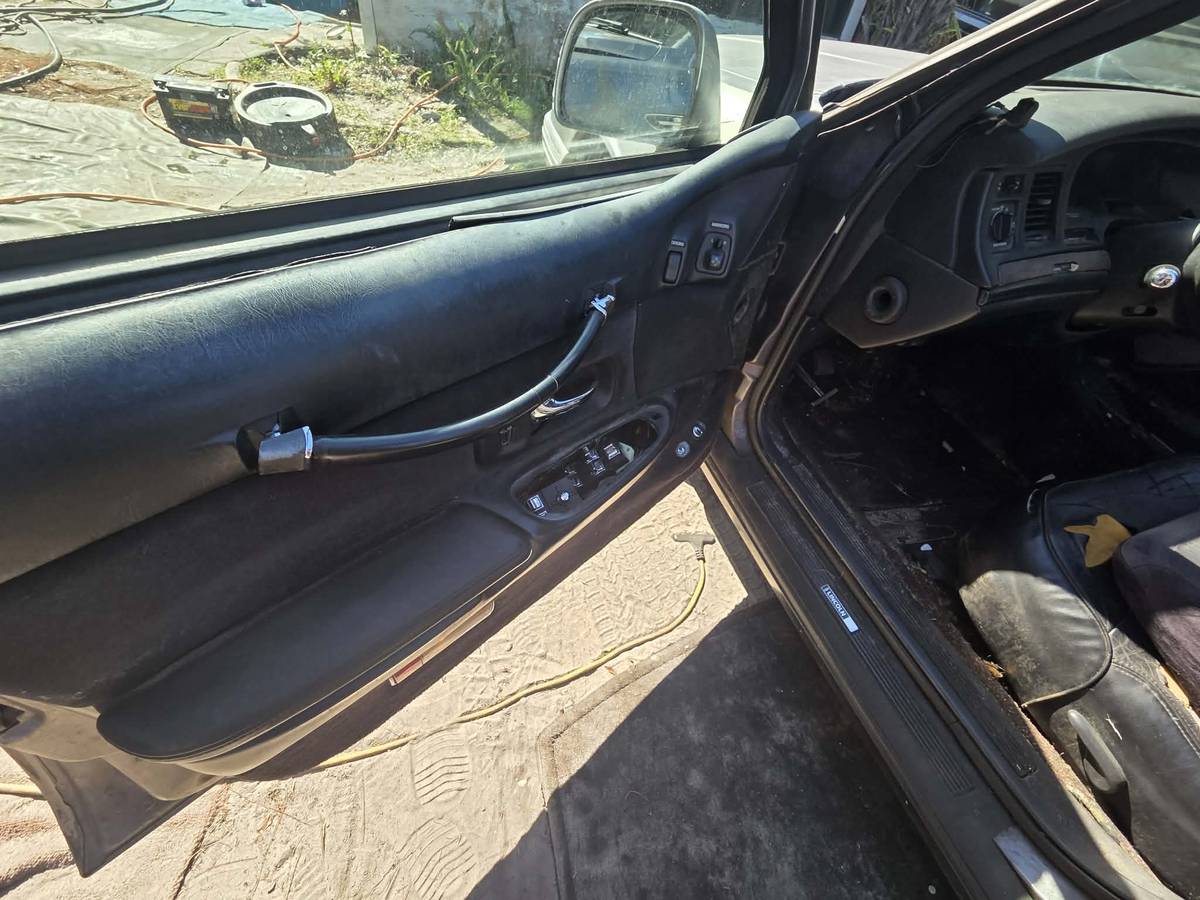 Lincoln-town-car-1996-grey-4