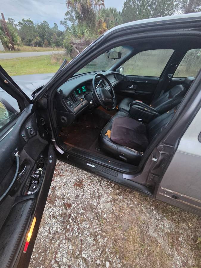 Lincoln-town-car-1996-grey-5