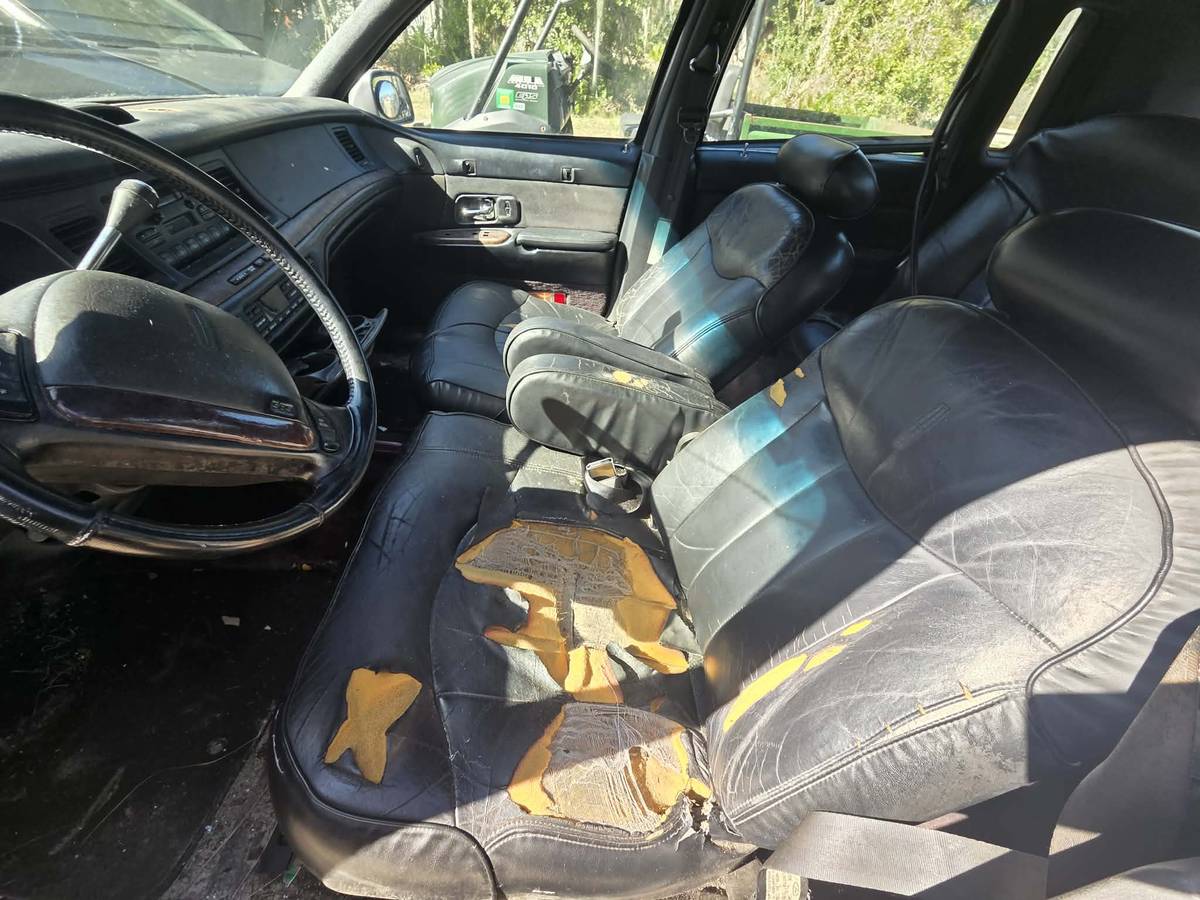 Lincoln-town-car-1996-grey-5