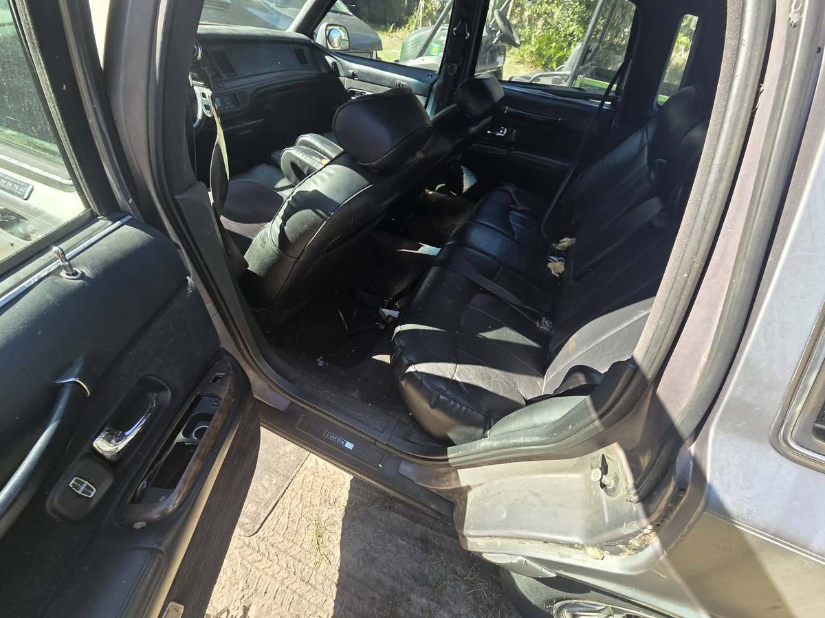 Lincoln-town-car-1996-grey-6