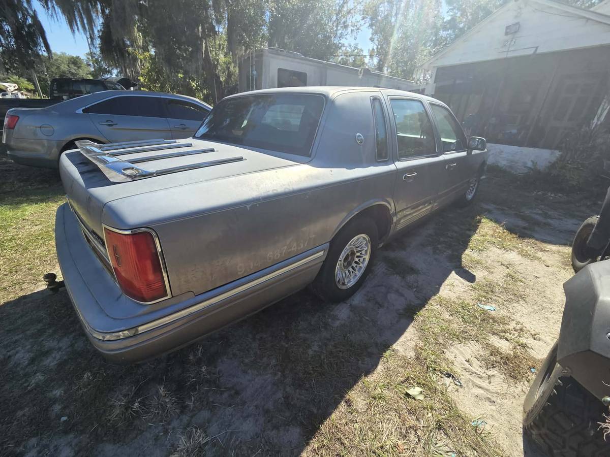 Lincoln-town-car-1996-grey-9