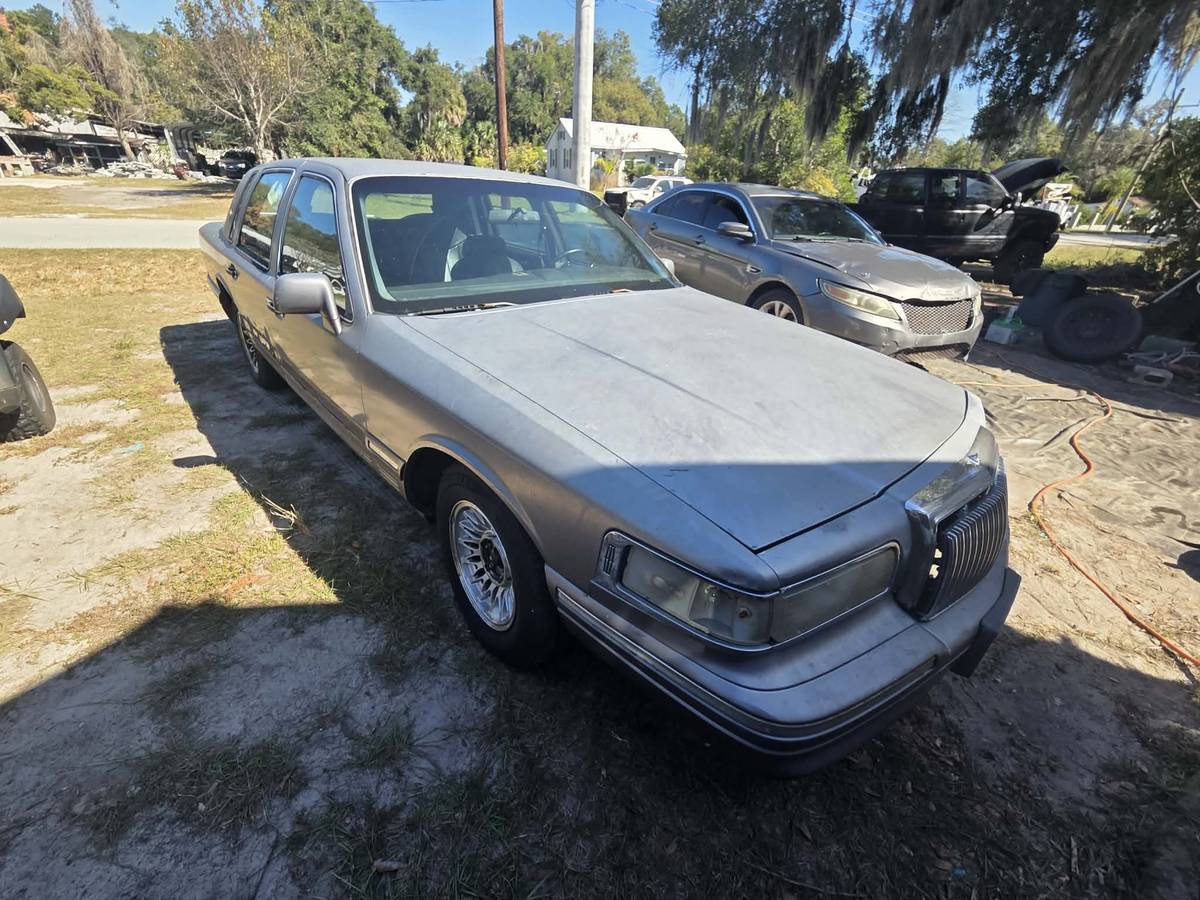 Lincoln-town-car-1996-grey